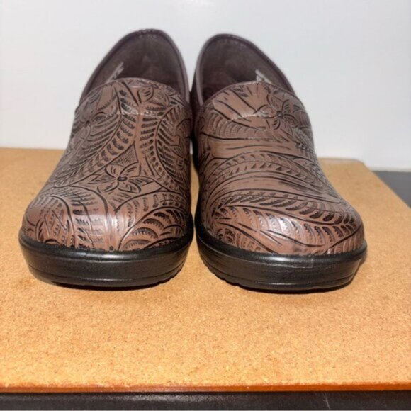 Easy Street Women’s 8W Brown Embossed Cushioned Sole 2” Heel Slip Resistant - Picture 2 of 8